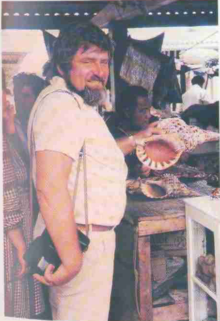 «У причала - базар, где продаются рыбы и раковины самых невероятных расцветок...», стр.114