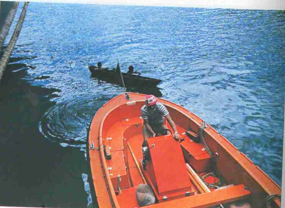 Водолазный бот спущен для проведения забортных работ.